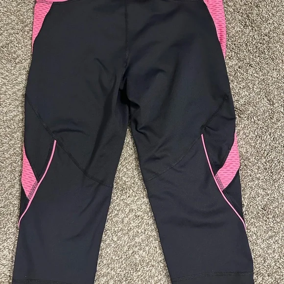 Women’s FILA work out capris - Picture 4 of 5